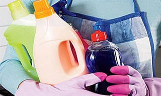 Nên sử dụng găng tay khi tiếp xúc với nước tẩy rửa. Ảnh minh họa: KT