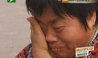 Chê mẹ xấu xí, con trai nhất quyết không chịu gặp mặt