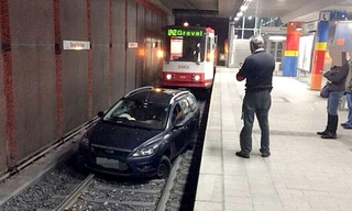 Say mềm vì bia, tài xế lái ô tô vào đường tàu điện