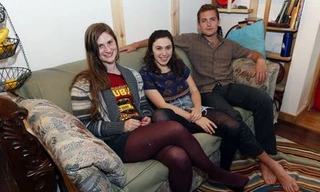 Ba sinh viên tìm được bọc tiền gần 1 tỷ trong chiếc sofa cũ