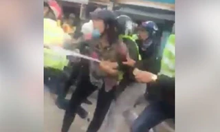 Người phụ nữ đứng ra can ngăn nhưng không thể vì nhóm thanh niên khá đông. Ảnh: Chụp màn hình