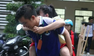 Xúc động, tình nguyện viên cõng nữ sinh gãy chân leo cầu thang