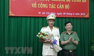 Trao Quyết định bổ nhiệm Phó Giám đốc Công an Thành phố Hồ Chí Minh cho Đại tá Cao Đăng Hưng. (Ảnh: Thành Chung/TTXVN)