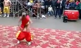 Võ sĩ nhí bị tụt quần khi biểu diễn nhào lộn
