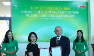 Đại diện Cục An toàn thực phẩm và công ty Acecook Việt Nam cùng nhau kí kết thỏa thuận hợp tác.