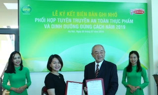 Đại diện Cục An toàn thực phẩm và công ty Acecook Việt Nam cùng nhau kí kết thỏa thuận hợp tác.