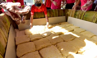 Năm 2016, Công viên Đầm Sen phải huy động 50 người với nhiều công đoạn gói, nấu bánh chưng nặng 2,5 tấn dâng quốc tổ Hùng Vương. Ảnh: Lê Quân.