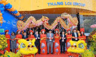 Nghi thức cắt băng khánh thành Thắng Lợi Building