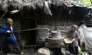 Vợ chồng sinh sống, nuôi con trong hang động 54 năm