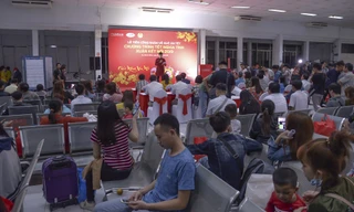 Chuyến tàu đêm đưa 1200 công nhân nghèo về quê ăn Tết