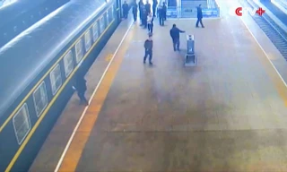 Bé 3 tuổi rơi xuống khe đường ray cách giờ tàu chạy một phút