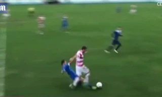 Cầu thủ mất tinh hoàn vì bị phạm lỗi từ phía sau