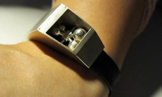 Các hạt sẽ di chuyển theo chuyển động của bé. Ảnh: Daily Mail.