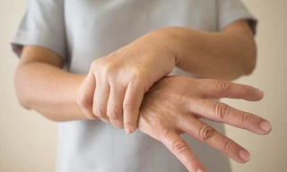 Thiết bị kích thích thần kinh không xâm lấn làm giảm run tay gần 90%