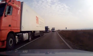 Thót tim pha vượt phải liều lĩnh của xe tải