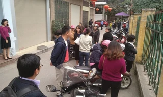 Rất đông người nhà bệnh nhân tập trung tại bệnh viện. Ảnh Dân trí