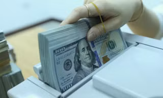 Ngân hàng Nhà nước cho biết sẵn sàng bán ra ngoại tệ giá thấp nếu cần can thiệp - Ảnh: Quang Phúc.