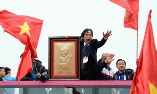 Ông Nguyễn Lân Trung, có mặt ở vị trí nổi bật nhất trên xe diễu hành của đoàn U23 Việt Nam - Nguồn: Internet