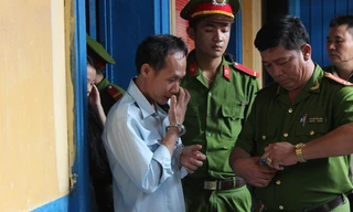  Bị cáo Huỳnh Văn Tấn tại phiên tòa sáng nay. Ảnh T. Châu.