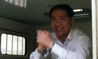 Dương Chí Dũng cười tươi, chắp tay cảm tạ