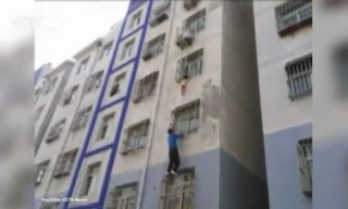 'Người nhện Trung Quốc' cứu bé 2 tuổi lơ lửng trên cửa sổ