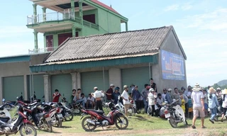 Người dân hiếu kỳ tập trung xem hiện trường vụ việc. 