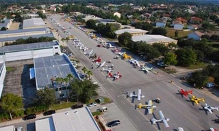 Thăm thị trấn nhà nào cũng có máy bay riêng