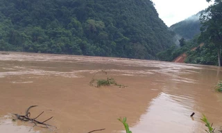 Nước ngập ngang nóc nhà, dân nháo nhác di tản