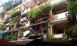 Hình ảnh một chung cư trong thành phố đã quá xuống cấp