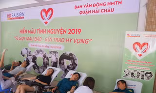 Người dân, chiến sĩ, sinh viên và nhân viên HD SAISON tham gia hiến máu