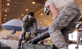 Tên lửa Hellfire được đưa lên MQ-9 Reaper trong một buổi huấn luyện lắp vũ khí. 