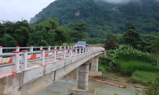Cầu thôn Sát bê tông cốt thép kiên cố được xây dựng với chi phí chỉ 3,7 tỷ đồng nhưng giúp xoá cảnh sang suối bằng bè, lũ lên bị cô lập