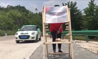 Thánh nữ công sở nướng vịt cực ngon bằng kính lúp