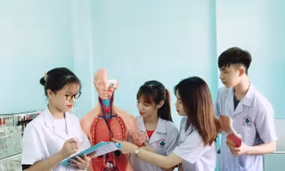 Sinh viên ngành Điều dưỡng trong giờ thực hành