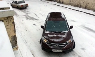 Ôtô trượt dốc trên đường tuyết