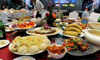 Chỉ cần cho vào lò vi sóng hâm nóng trong vài phút, đồ ăn thừa được gom dồn lại nhanh chóng trở thành món ăn hấp dẫn, nóng hổi. 