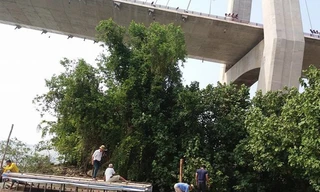 Đội dân phòng bắt đầu công việc tìm kiếm thi thể nạn nhân nhảy cầu.