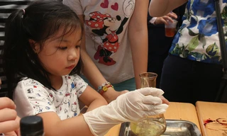 Các em nhỏ tự tay thực hiện thí nghiệm “Kem đánh răng Con Voi” (Elephant toothpaste)