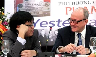 Nhà sử học Larry Berman (phải) và dịch giả, nhà báo Đỗ Hùng trong buổi ra mắt sách “Điệp viên hoàn hảo X6” tại Hà Nội sáng 18/2. Ảnh: Mi Ly