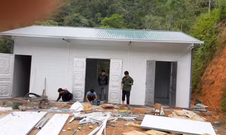 Công tác chuẩn bị cuối cùng trước khi đoàn thiện nguyện bàn giao điểm trường mới cho các em nhỏ nơi đây