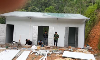 Công tác chuẩn bị cuối cùng trước khi đoàn thiện nguyện bàn giao điểm trường mới cho các em nhỏ nơi đây