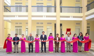 Hanwha Life Việt Nam trao tặng phòng khám khoa nhi – sản khoa cho Đắk Lắk