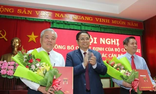 Đồng chí Phạm Minh Chính trao quyết định và tặng hoa đồng chí Nguyễn Văn Thể và đồng chí Phan Văn Sáu.