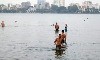 Bãi tắm Hồ Tây 