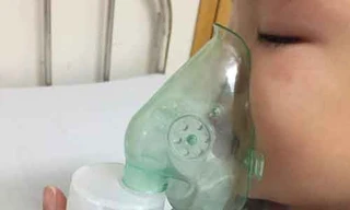 Khò khè là dấu hiệu đầu tiên của rất nhiều bệnh hô hấp, do đó, cha mẹ nên chú ý. Ảnh: BSCC.