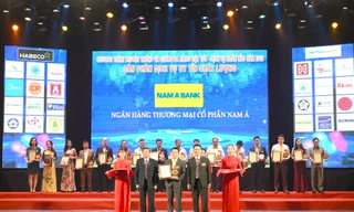 Ông Trần Trung Thái – Đại diện Nam A Bank nhận giải thưởng Top 20 sản phẩm dịch vụ chất lượng tốt vì quyền lợi người tiêu dùng năm 2019.