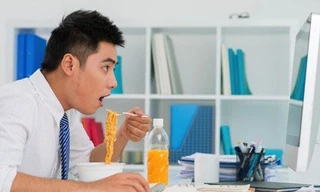 Trước những quy định quái gở, dân công sở giễu lại bằng thơ.