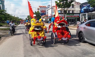 Những hình ảnh vui tươi, giàu tính truyền thống về lễ rước dâu “đưa nàng về dinh” tại đám cưới tập thể lần đầu tiên diễn ra tại Huế