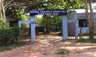 Dù cơ sở vật chất điểm phụ Rạch Vẹm (thuộc trường tiểu học và THCS Gành Dầu) còn nhiều khó khăn nhưng các thầy cô nơi đây vẫn vượt khó bám trường dạy học cho con em bà con làng chài Rạch Vẹm