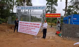 Người dân phản ứng việc nhà đầu tư "ngăn sông cấm biển", bịt đường lên xuống biển của người dân. 